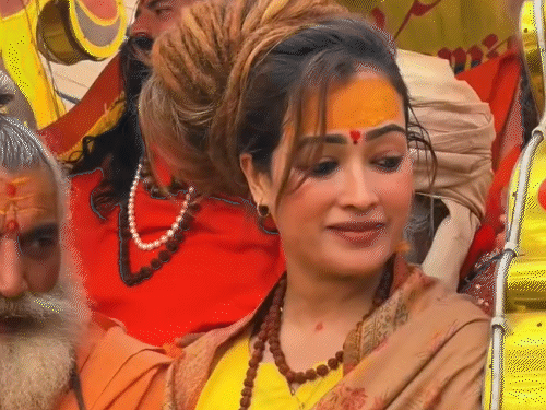 तस्वीर निरंजनी अखाड़े की पेशवाई के समय की है। हर्षा रिछारिया संतों के साथ रथ पर सवार हैं।