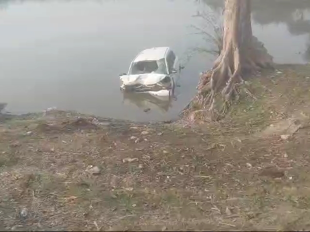 The car going to the wedding procession collided with the culvert and ...