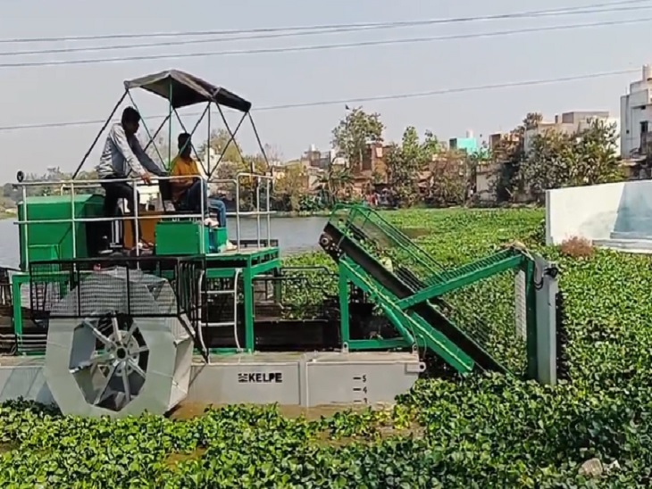 पोंड क्लीनर मशीन का ट्रायल करते हुए - Dainik Bhaskar