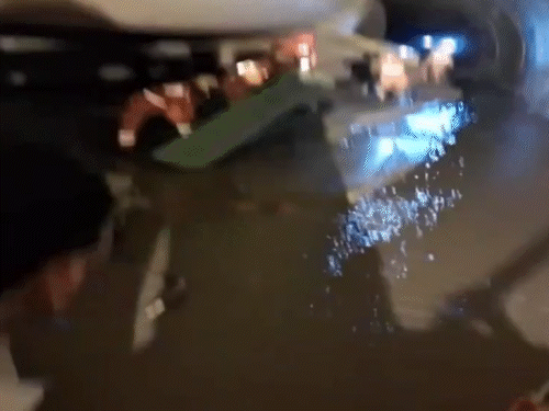 ਸੁਰੰਗ ਦੇ ਅੰਦਰ ਪਾਣੀ ਅਤੇ ਚਿੱਕੜ ਦੇ ਵਿਚਕਾਰ ਬਚਾਅ ਕਾਰਜ ਕਰ ਰਹੇ ਟੀ ਐਸ.