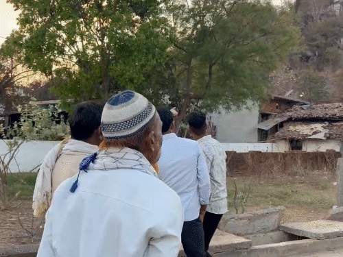 जिस पहाड़ी पर तेंदुए दिखा है वहां नीचे रिहायशी इलाका है। तेंदुए की मौजूदगी से लोगों में दहशत है।
