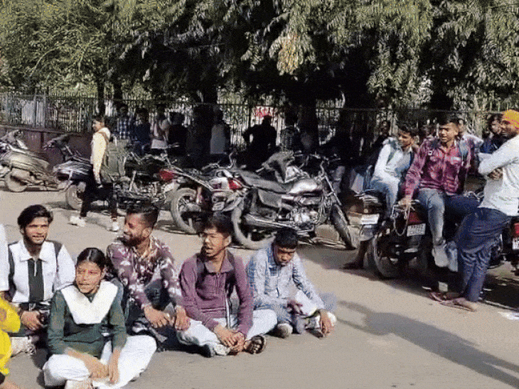 एग्जाम नहीं देने पर स्कूल के गेट सामने 26 छात्र-छात्राओं ने प्रदर्शन किया। - Dainik Bhaskar