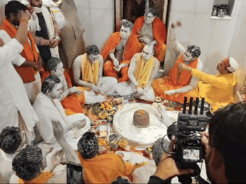 संगमेश्वर महादेव मंदिर में भस्म से अभिषेक करते श्रद्धालु।