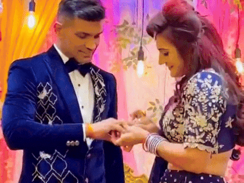 सगाई के दौरान दीपक हुड्‌डा को अंगूठी पहनाती स्वीटी बूरा। - फाइल फोटो