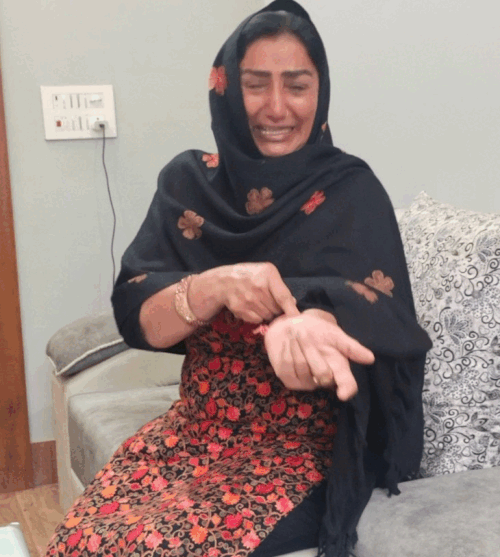 स्वीटी की मां सुदेश देवी रोते हुए अपनी बात रखती हुईं।