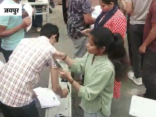 फेस स्कैनिंग और बायोमैट्रिक सिस्टम के इस्तेमाल के कारण कैंडिडेट्‌स की एंट्री धीरे-धीरे हो रही है।