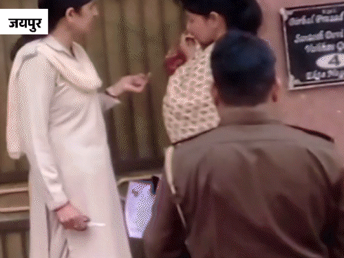 जयपुर के डीएन स्कूल के सेंटर में एंट्री के लिए रोने लगी महिला कैंडिडेंट। सुबह 9 बजे के बाद किसी को एंट्री नहीं दी गई।