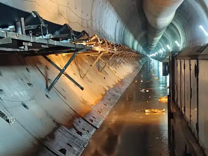 ਸੁਰੰਗ ਦੇ ਅੰਦਰ ਚਿੱਕੜ ਹੈ ਅਤੇ ਮਲਬੇ ਲਗਭਗ 300 ਮੀਟਰ ਦੀ ਦੂਰੀ ਤੇ ਹਨ.