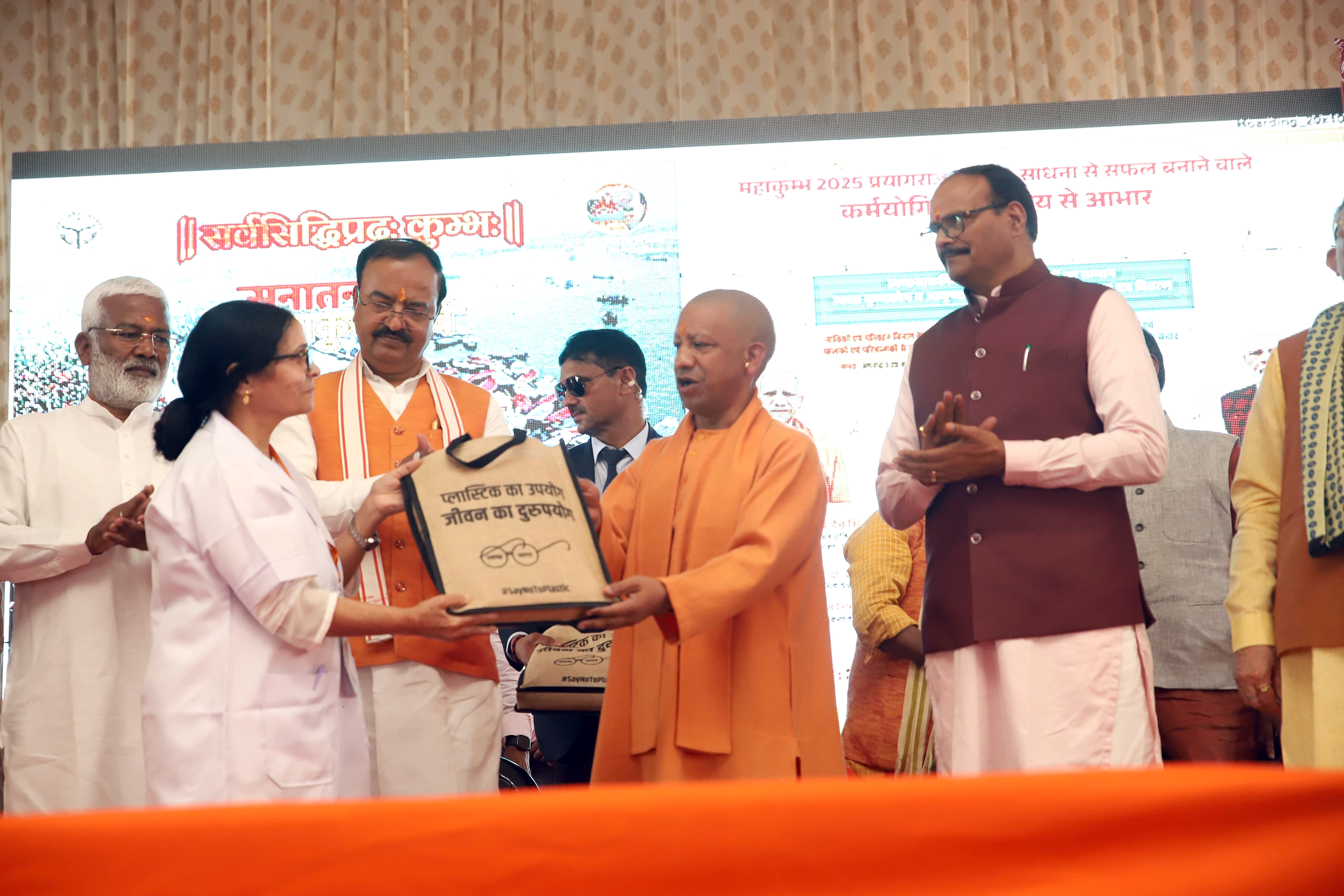 स्वच्छता कर्मचारी आणि आरोग्य कर्मचाऱ्यांना 10 हजारांचा बोनस: महाकुंभात मुख्यमंत्री योगींनी केली घोषणा, विमा प्रमाणपत्रही दिले; तीन विक्रम रचले मुख्यमंत्र्यांनी स्वच्छता कामगार आणि आरोग्य कर्मचाऱ्यांना स्वच्छ कुंभ निधीतून विमा प्रमाणपत्रांसह भेटवस्तू दिल्या.