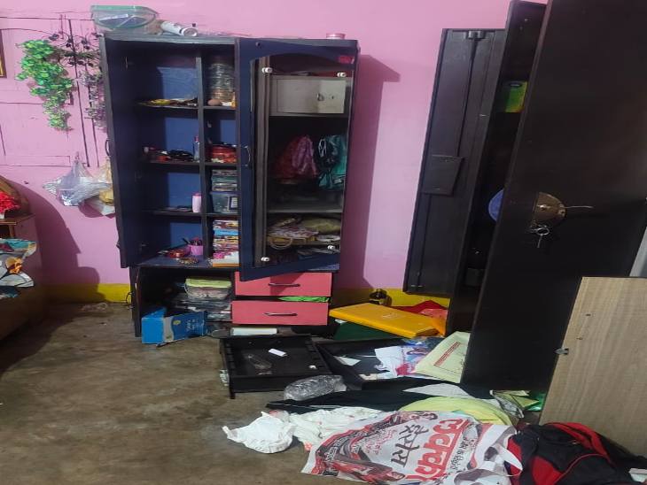 अलमारी में रखे कैश और सोने-चांदी के जेवरात निकलवा कर लूटे। महिलाओं से पहने जेवर भी उतरवा लिए।