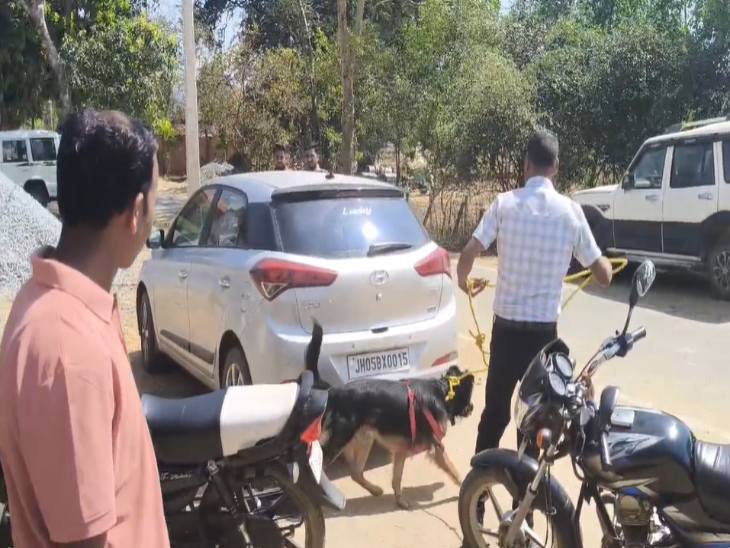 पुलिस और डॉग स्क्वायड की टीम घर पर पहुंचकर मामले की जांच कर रही है।