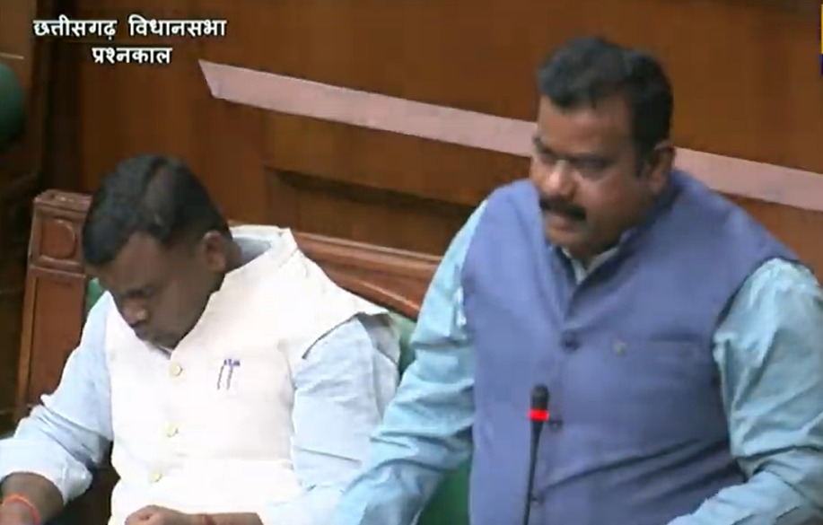 विधायक नीलकंठ टेकाम ने बांसकोट केशकाल रोड के चौड़ीकरण और रिपेयरिंग की मांग की।