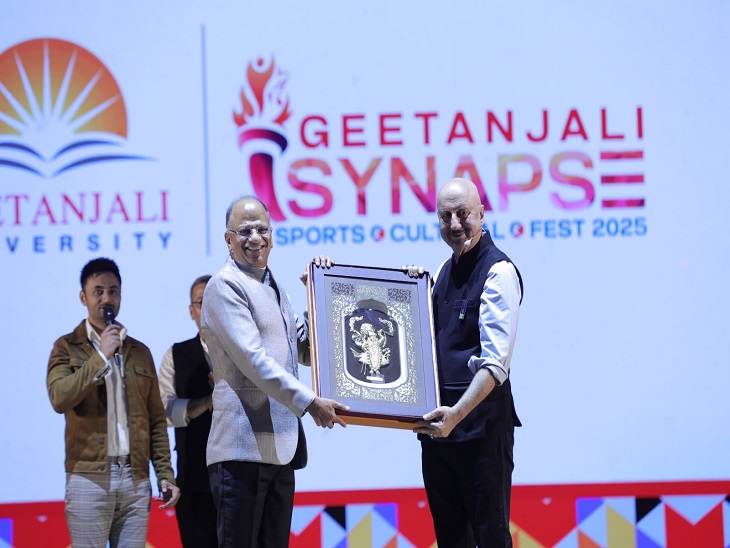 अनुपम खेर का स्वागत करते गीतांजली ग्रुप के चेयरमैन जेपी अग्रवाल।