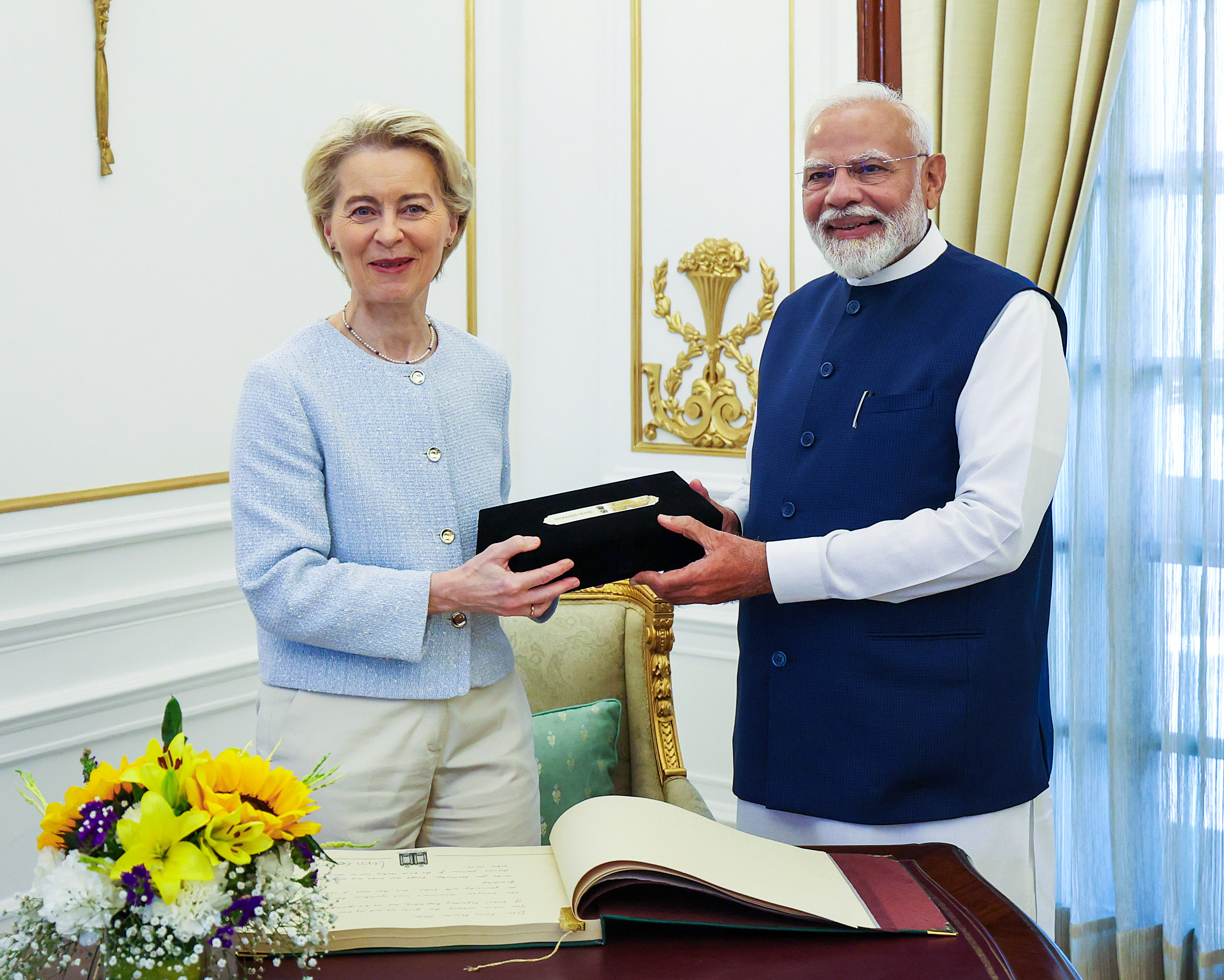 PM Modi presented Memento to Ursula, President of EU Commission.