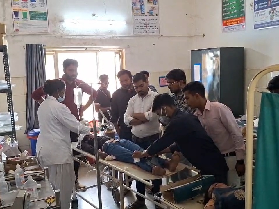 सड़क हादसे में 2 लोगों की मौत हो गई।