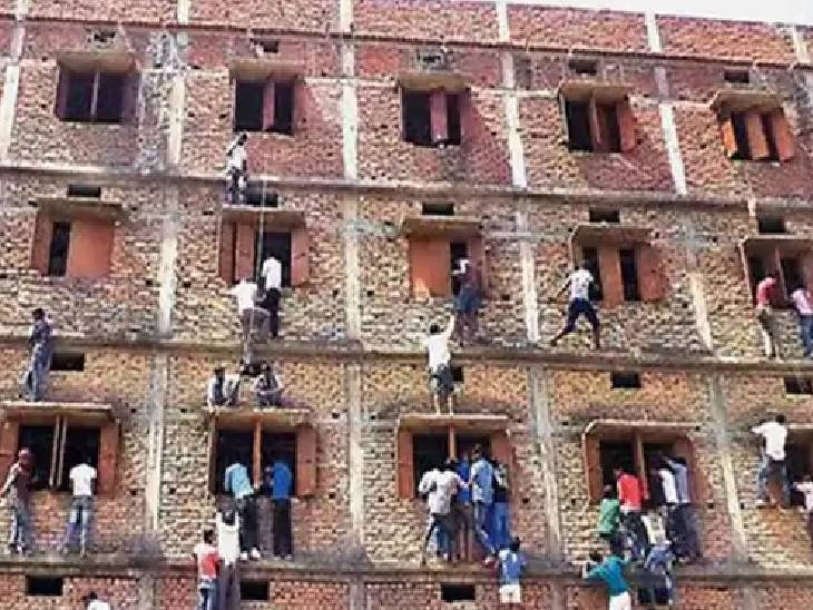 ਇਹ ਫੋਟੋ ਬਿਹਾਰ ਦੇ ਸਹਾਰਸੀਆ ਜ਼ਿਲ੍ਹੇ ਦੇ ਤਿੰਨ-ਸਟ੍ਰਿਸ ਸਕੂਲ ਦੀ ਨਾਲ ਸਬੰਧਤ ਹੈ. ਇਸ ਨੂੰ ਸਾਰੇ ਦੇਸ਼ ਵਿਚ ਬਿਹਾਰ ਦੇ ਅਕਸ ਦਾ ਸਾਹਮਣਾ ਕੀਤਾ ਗਿਆ.