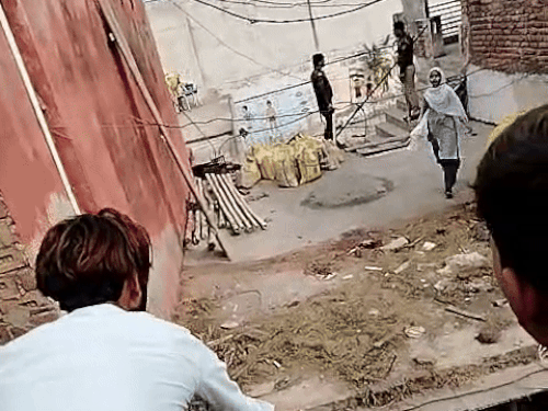 ਇਹ ਤਸਵੀਰ ਫਨਜ਼ਾਮ ਦੇ ਆਧੁਨਿਕ ਹਾਈ ਸਕੂਲ ਆਫ਼ ਪੁਨਹਨਾ ਤੋਂ ਹੈ. ਨੌਜਵਾਨ ਨੇ ਪੁਲਿਸ ਦੀ ਹਾਜ਼ਰੀ ਵਿਚ ਛੱਤ ਤੋਂ ਤਿਲਕ ਦਿੱਤੀ. ਵਿਦਿਆਰਥੀ ਨੇ ਤਿਲਕ ਨੂੰ ਚੁੱਕ ਲਿਆ ਅਤੇ ਇਮਤਿਹਾਨ ਕੇਂਦਰ ਦੇ ਅੰਦਰ ਚਲਾ ਗਿਆ.