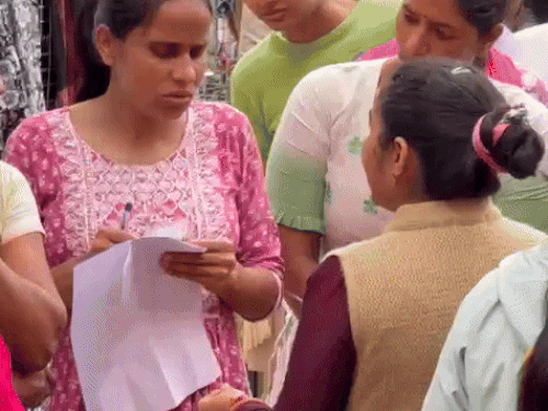 अलवर में महिला कैंडिडेट ने सेंटर पर महिला कर्मचारी से गुहार लगाई कि उसके सूट पर कैंची मत चलाओ, लेकिन वह नहीं मानी तो कैंडिडेट ने नाराजगी व्यक्त की।