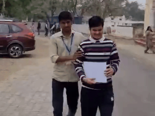 अलवर के आर आर कॉलेज सेंटर में एग्जाम देने आए दिव्यांग शोएब ने बताया कि उन्हें पूरी उम्मीद है कि उनका एग्जाम बहुत अच्छा होगा।