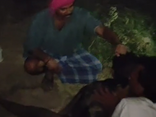 भूत-प्रेत के शक में पिता और भाइयों ने बेटे को पीटा।
