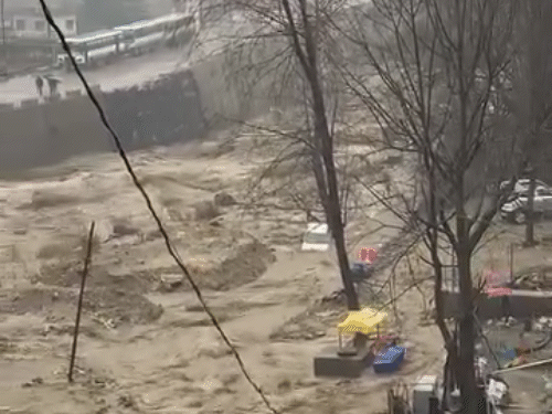 Himanchal Kullu Akhara Bazar Flood Chandigarh Manali Four lane Bus Accident  Landslide NH-5 Closed Heavy Rain Shimla | हिमाचल में भारी बारिश से तबाही,  PHOTOS: कुल्लू में घरों में घुसा पानी, मलबे