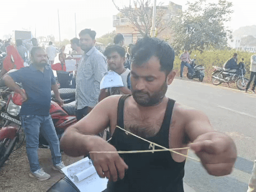 डूंगरपुर में स्वामी विवेकानंद कॉलेज में एग्जाम देने पहुंचे कैंडिडेट को जनेऊ उतारने के बाद ही सेंटर में एंट्री मिली।