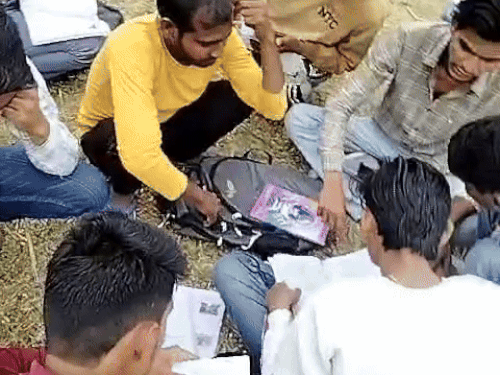 ਨੌਜਵਾਨਾਂ ਨੂੰ ਪੁੰਨ ਦੇ ਐਨਡੀਐਮ ਪਬਲਿਕ ਸਕੂਲ ਵਿਖੇ ਪਬਲਿਕ ਸਕੂਲ ਵਿਖੇ ਤਿਲਕਣ.