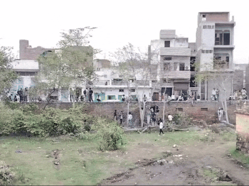 ਇਮਤਿਹਾਨ ਕੇਂਦਰ ਦੇ ਪਰਿਵਾਰਾਂ ਦੇ ਪਰਿਵਾਰਾਂ ਦੇ ਪਰਿਵਾਰਾਂ ਦੇ ਨੂਹ ਵਿਖੇ ਇਮਤਿਹਾਨ ਕੇਂਦਰ ਵਿਖੇ. ਇੱਥੇ ਬੱਚਿਆਂ ਨੂੰ ਜ਼ਮੀਨ ਤੇ ਬੈਠੇ ਕਾਗਜ਼ ਲਿਖਣ ਵਾਲੇ ਪੇਪਰ ਨੂੰ ਵੇਖਿਆ ਗਿਆ ਸੀ.