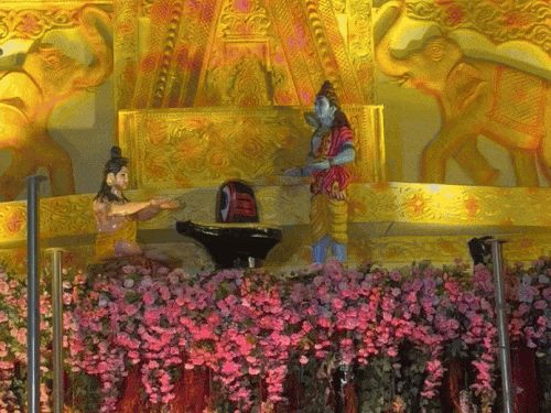 मंदिर के पुराने द्वार पर भी भगवन की अलग-अलग कलाकृतियों की सजावट की गई है।