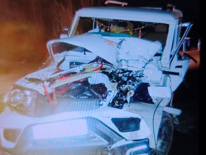 Bolero collided with a tractor trolley parked on the roadside | बोलेरो ...