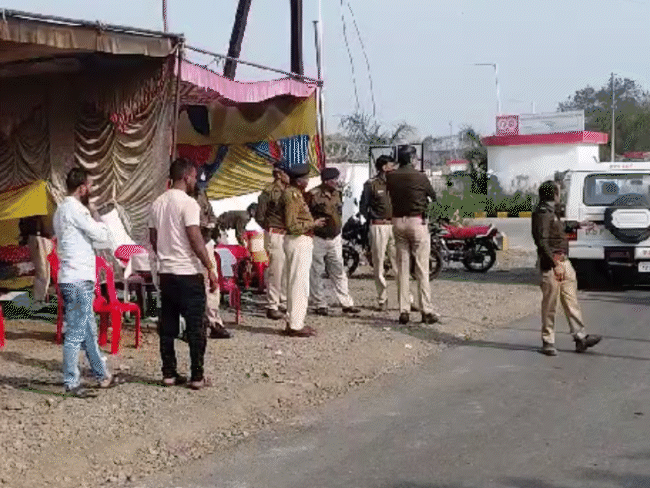 रामकी एनवायरो फैक्ट्री के बाहर पुलिस बल तैनात है।