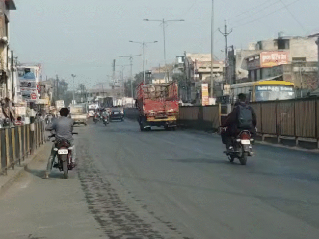 पीथमपुर शहर में लोग रोजाना की सामान्य गतिविधियों में लगे हैं।