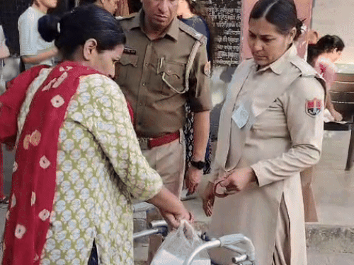 कोटा में एक बीमार कैंडिडेट को भी पूरी चेकिंग के बाद भी अंदर भेजा गया। ज्वेलरी के साथ पुलिसकर्मियों ने बालों में लगी क्लिप तक हटवा दी।