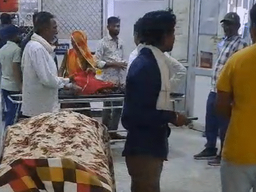 पाली के बांगड़ हॉस्पिटल में गुरुवार रात को इलाज के दौरान तीजा देवी की मौत हो गई। ट्रॉमा वार्ड के गलियारे में रखे उनके शव को बाद में परिजन घर ले गए।