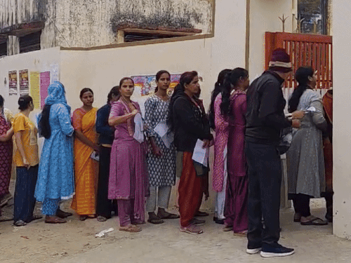 फेस स्कैनिंग और बायोमैट्रिक सिस्टम के कारण इस बार रीट परीक्षा में एंट्री स्लो हो रही है। कैंडिडेट्स का काफी टाइम लाइन में लगना पड़ा है। शुक्रवार को सवाई माधोपुर के एक सेंटर के बाहर लगी लंबी लाइन।