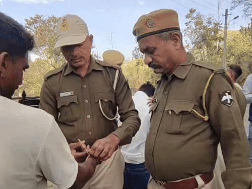 शुक्रवार को रीट परीक्षा के दूसरे दिन भी कैंडिडेट की कड़ी चेकिंग की गई। उदयपुर में एक सेंटर के बाहर पुलिसकर्मियों ने हाथ में बंधे धागे काटे।