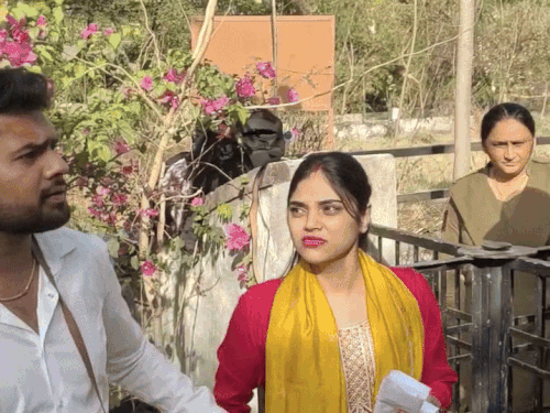 परीक्षा के लिए एंट्री सुबह 9 बजे बंद हो गई। कुछ मिनट की हुई देरी के कारण कई कैंडिडेट्स को एंट्री नहीं मिली। उत्तर प्रदेश से आई एक महिला कैंडिडेट एंट्री नहीं मिलने के कारण रोने लगीं।