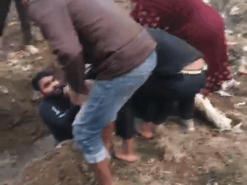 नाले में गिरे पार्षद को निकालते लोग - Dainik Bhaskar