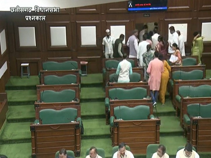 सस्पेंशन के बाद सभी कांग्रेसी विधायक सदन से बाहर चले गए।