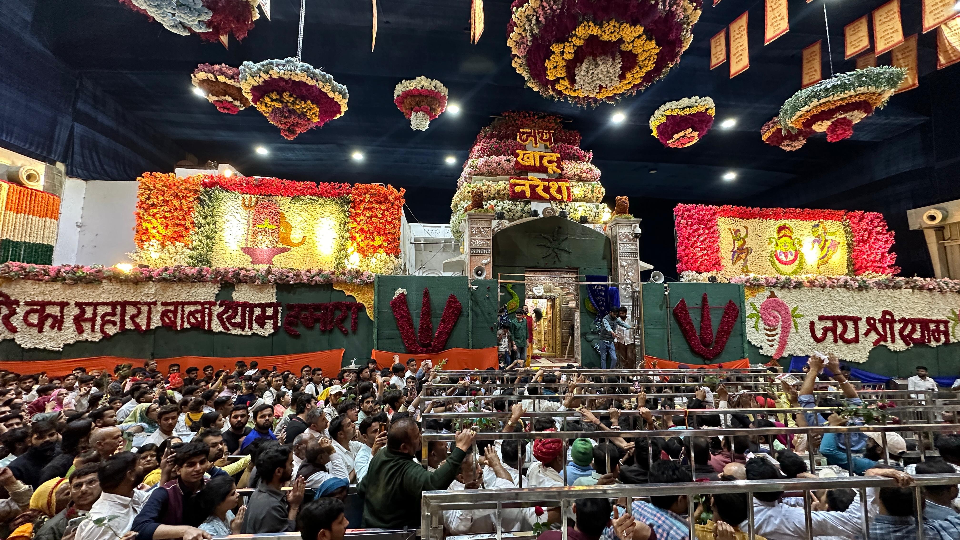 मंदिर परिसर के अंदर की सजावट(फोटो गुरुवार रात की)