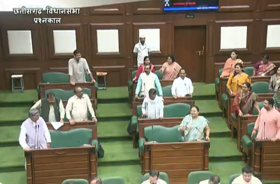 कांग्रेसी विधायक नारे लगाते रहे।