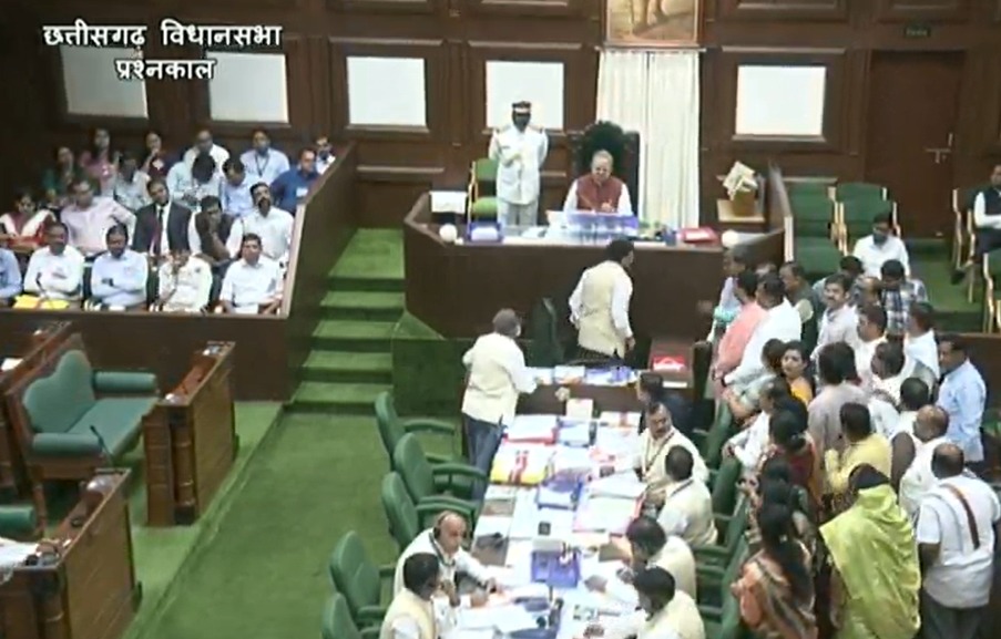 अपनी जगह से उठकर सभी विधायक वेल में आकर नारे लगाते रहे।