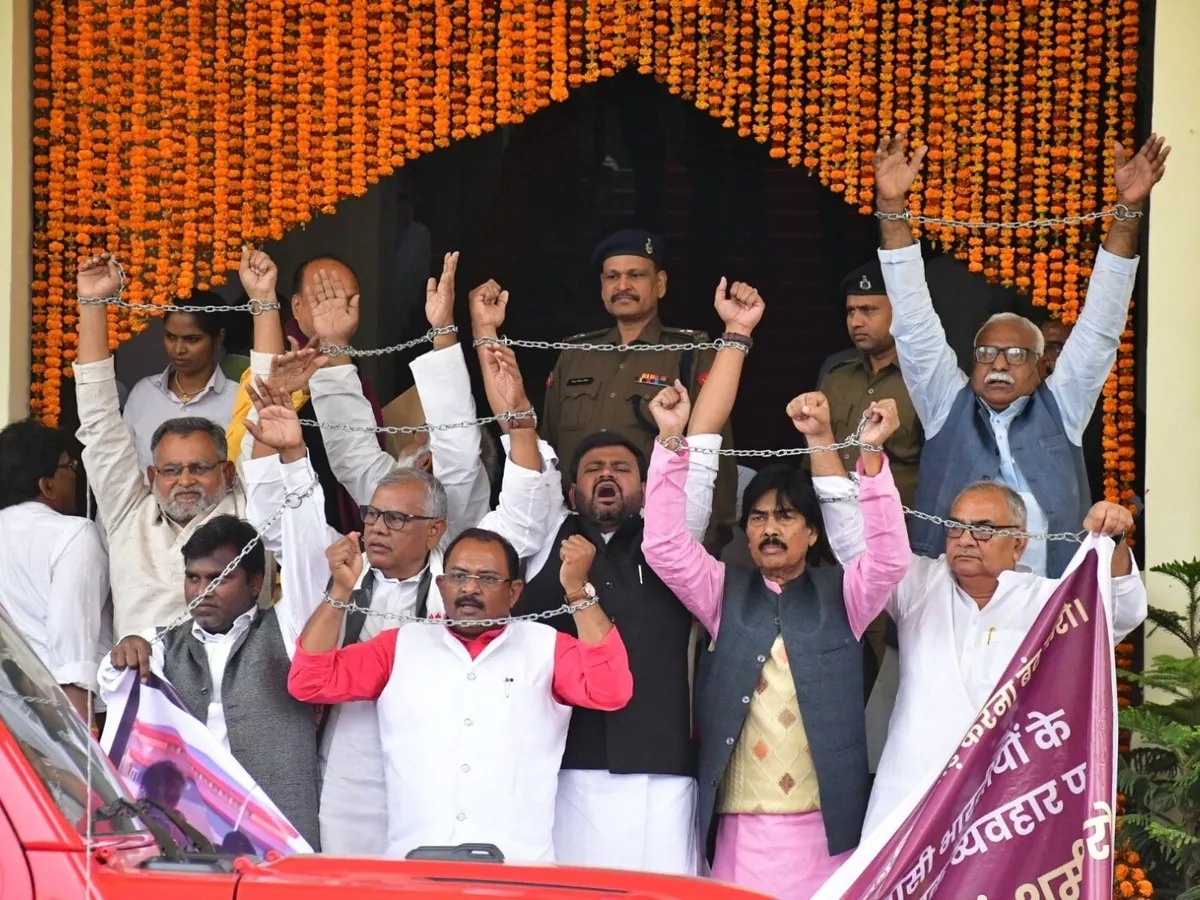 हाथों में जंजीर बांधे विधानसभा पहुंचे लेफ्ट के विधायक।