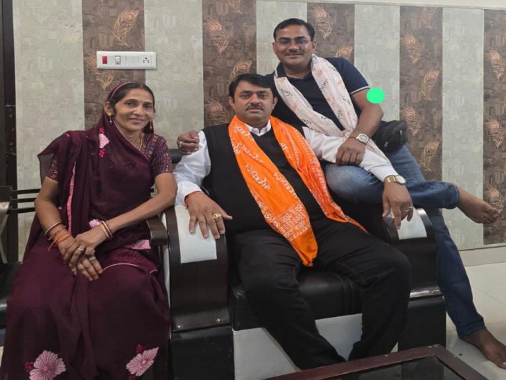 हादसे के 24 घंटे पहले जगदीश प्रजापत ने यह स्टेटस लगाया था। हादसे में तीनों की मौत हो गई है।