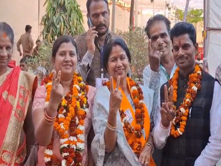 महापौर अल्काबाघमार जीत के बाद अपने विजयी पार्षदों के साथ - Dainik Bhaskar