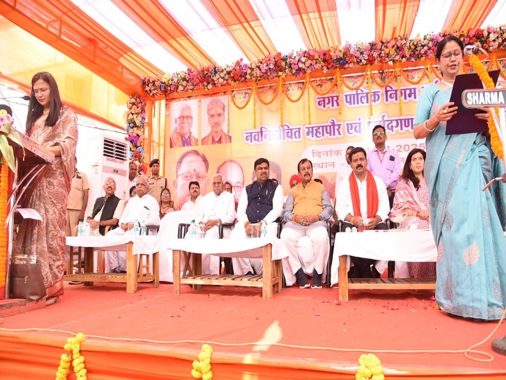 कलेक्टर ऋचा प्रकाश चौधरी ने महापौर और पार्षदों को दिलाई शपथ।