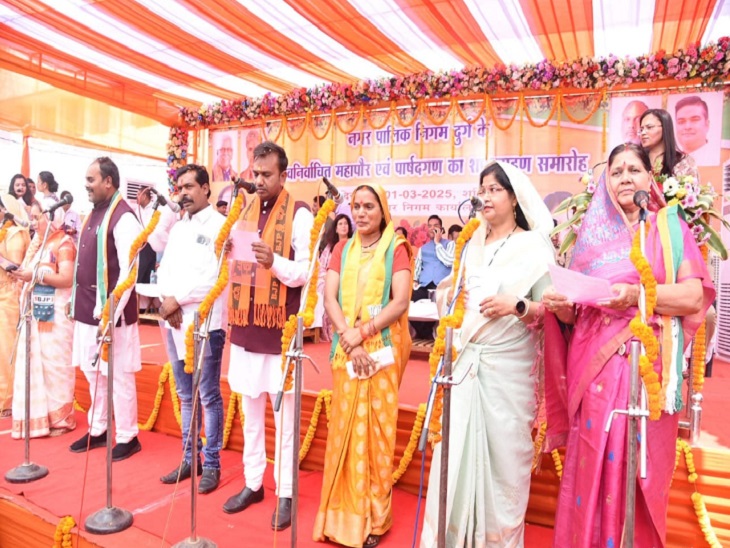 60 पार्षदों ने 10-10 के सेट में ली पद और गोपनियता की शपथ।