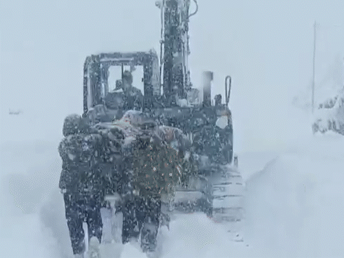 ਐਨਡੀਆਰਐਫ ਦੀਆਂ ਟੀਮਾਂ, ਐਸਡੀਆਰਐਫ, ਇਟੱਪ, ਆਰਮੀ ਅਤੇ ਬ੍ਰੋ, ਮਜ਼ਦੂਰਾਂ ਦੇ ਬਚਾਅ ਵਿੱਚ ਲੱਗੇ ਹੋਏ ਹਨ. - ਡੈਨਿਕ ਭਾਸਕਰ