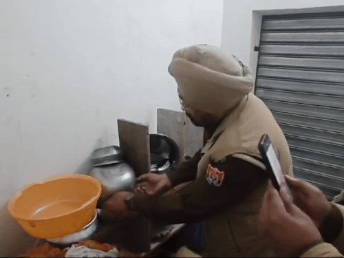 रेड के दौरान तस्कर के घर के अंदर सर्च करते हुए एसएचओ हरदेव सिंह। - Dainik Bhaskar