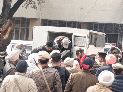 दोनों शूटरों को पंजाब पुलिस की टीमें कड़ी सुरक्षा के बीच कोर्ट लेकर पहुंची। - Dainik Bhaskar